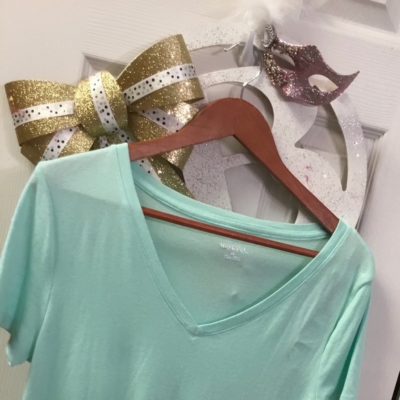💐XL Mint Green V Neck Tee - Picture 3 of 6